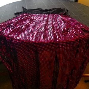 Costume fuschia sequence cape